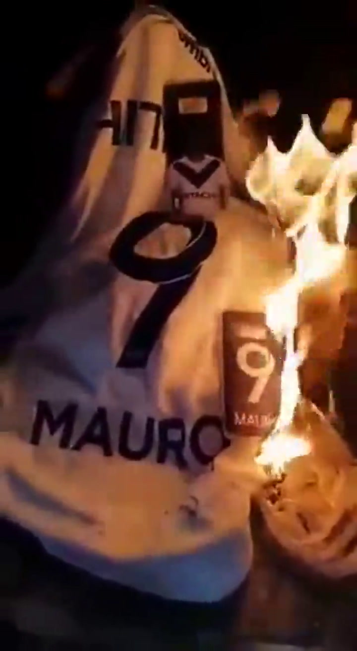 Hincha de Vélez quema la camiseta de Mauro Zárate - Fuente: Youtube