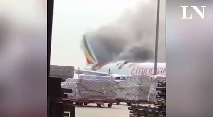 Un avión se prendió fuego mientras le cargaban nafta