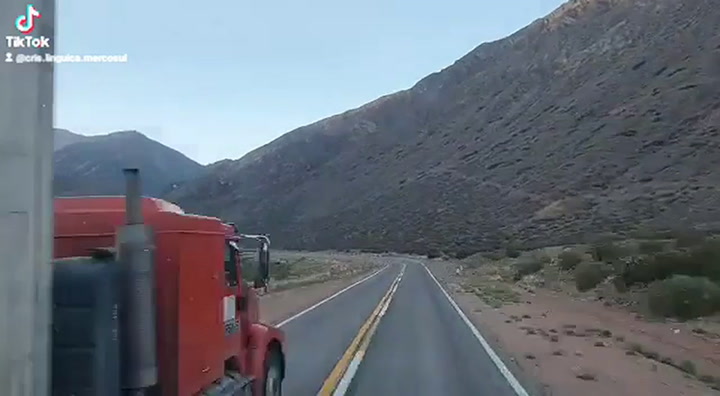 Vuelco de un camión en ruta 7 que trasportaba bananas de Chile a Mendoza