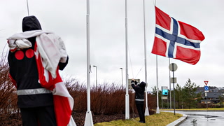 Video: Helikopterulykken utenfor Bergen: Heiser flagget på halv stang
