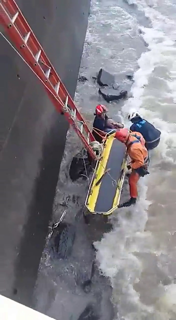 Así rescatan a uno de los hombres que cayó al río cerca de Aeroparque