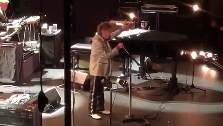 Tras pelearse con su público, Bob Dylan casi sufre una caída en el escenario - Fuente: YouTube