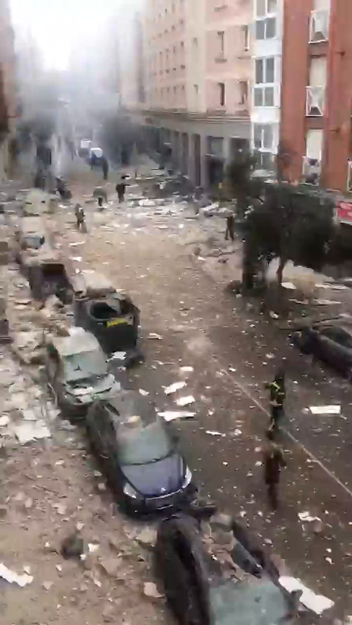 Una fuerte explosión destrozó tres pisos de un edificio en el centro de Madrid - Fuente: YouTube