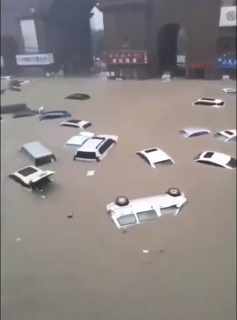Veinticinco muertos por lluvias torrenciales en China, el metro inundado