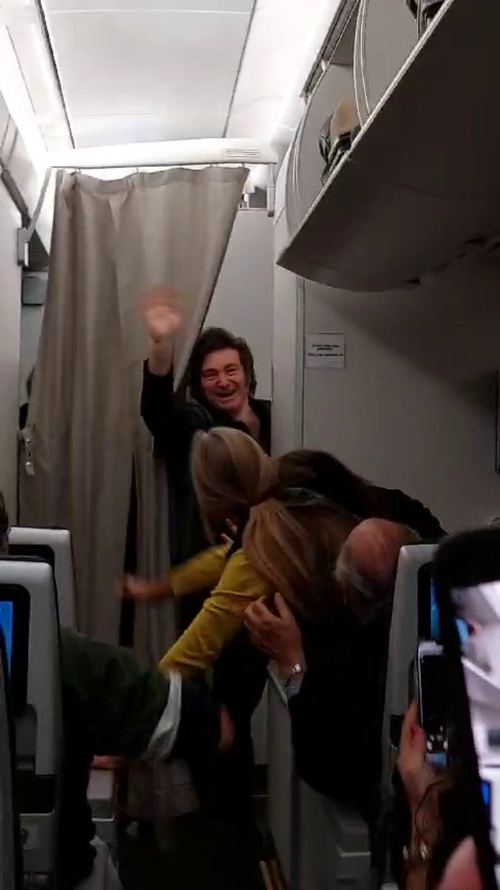 Antes de partir rumbo a Buenos Aires, Javier Milei fue ovacionado por los pasajeros del avión