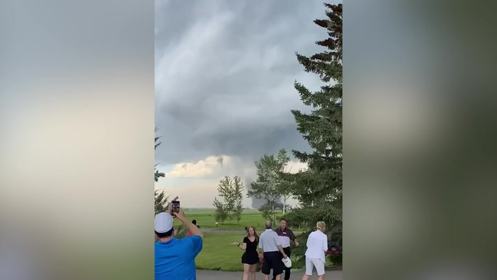 Golf game gets interrupted by Canadian tornado