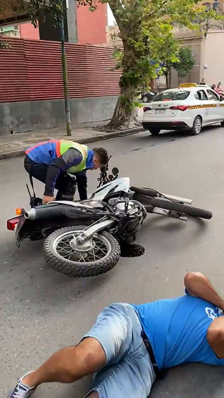 Un agente de tránsito le pegó una piña a un infractor en Tucumán