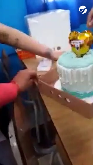 Una torta con billetes: el regalo que le hicieron los alumnos a una docente por el Día del Maestro