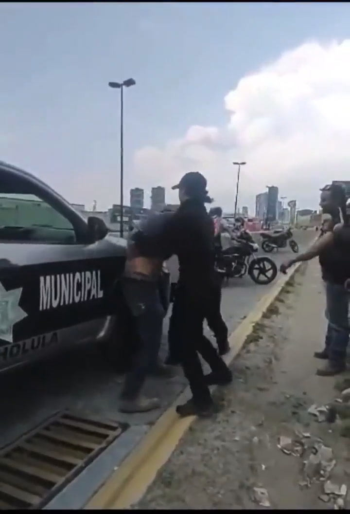 México: una mujer policía recibió una brutal golpiza a manos de un conductor durante un operativo