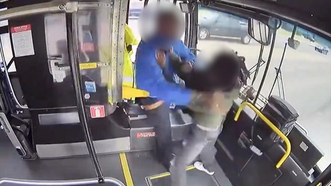 Video: Passasjeren angriper bussjåføren i fart 