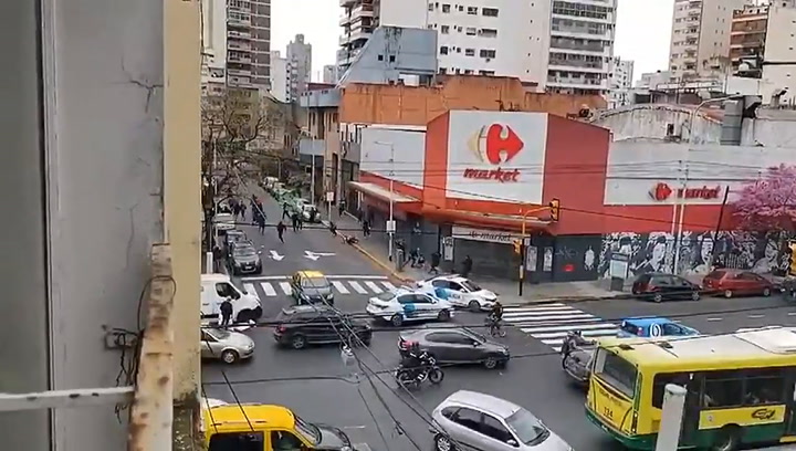 Corridas, tiros y piñas en el centro de Avellaneda, en un enfrentamiento de barras de Independiente
