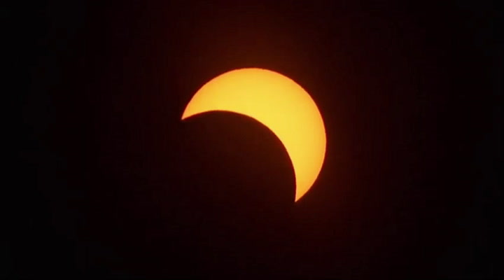 Continúa el eclipse y ya está cubierta la mitad del Sol - Fuente: YouTube