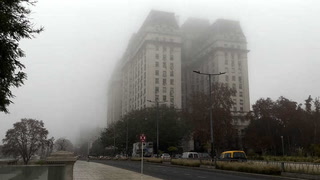 Desde el drone de Clarín: la niebla cubre la Ciudad y el Conurbano