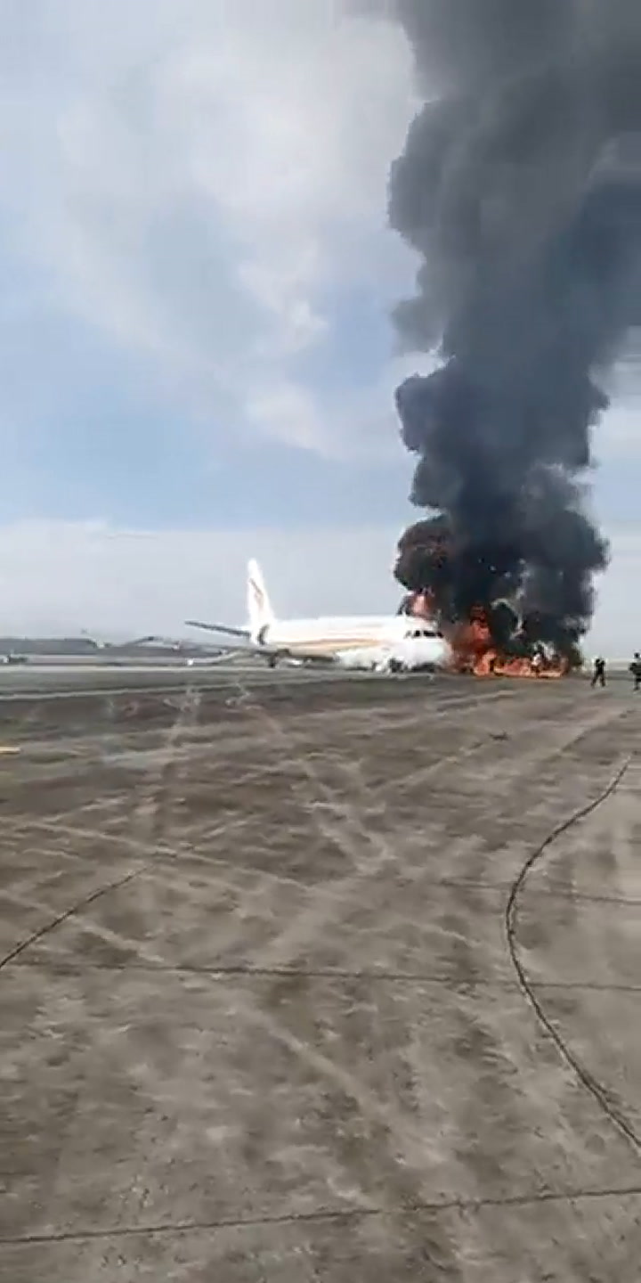 El momento en el que se incendia el avión de pasajeros de Tibet Airlines