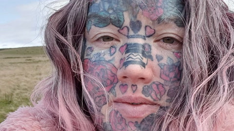 Video: «Storbritannias mest tatoverte kvinne»: - Kastet ut!