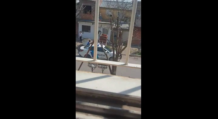 Una vecina grabó por la ventana la pelea entre la Policía y un hombre en la calle